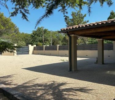 Lagnes House | Relaxing Retreat at Mazet des Cèdres with Ocean Views