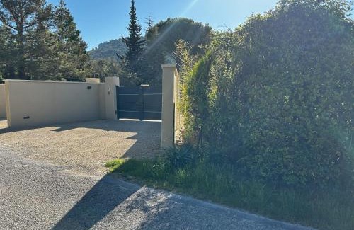 Lagnes House | Relaxing Retreat at Mazet des Cèdres with Ocean Views