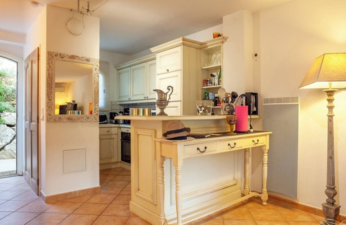 Pont Royal House | Comfortable Golf Retreat for 6 with Pool and Lake Views
