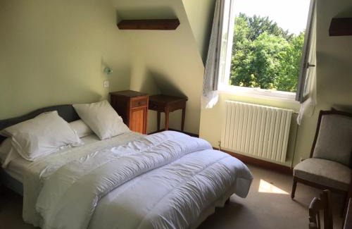 Reignac-sur-Indre Hotel | Budget-Friendly Stay at Mazmoura with Pool & Restaurant