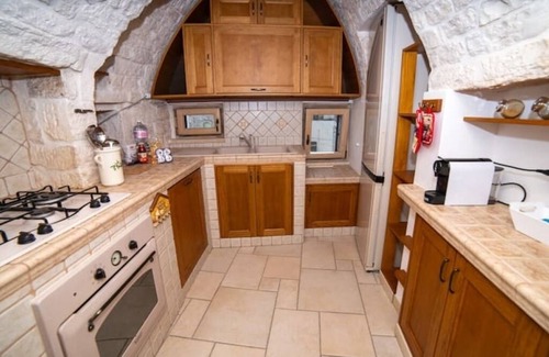 Old Town Cisternino Apartment | Historic Center Retreat - Suite Porta Pidge with Spa & Kitchen