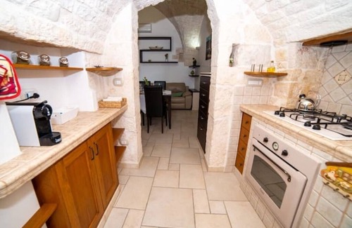Old Town Cisternino Apartment | Historic Center Retreat - Suite Porta Pidge with Spa & Kitchen