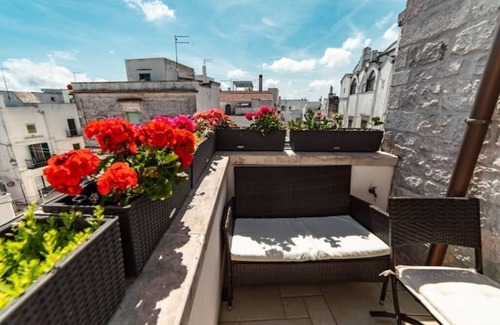 Old Town Cisternino Apartment | Historic Center Retreat - Suite Porta Pidge with Spa & Kitchen