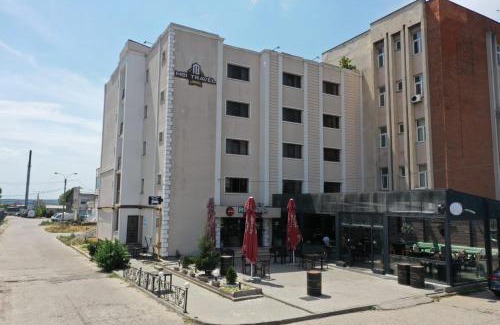 Craiova Hotel | Cozy MBI Travel Inn: Family-Friendly Stay with Breakfast