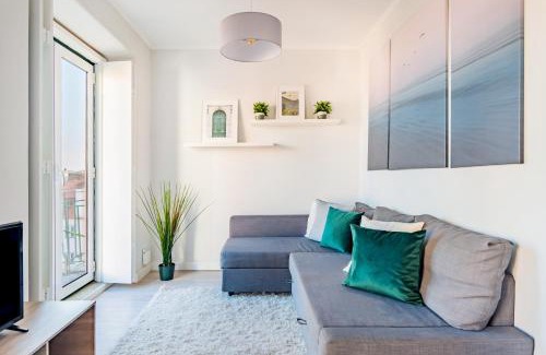 Lisbon Old Town Apartment | Inviting Lapa River View Duplex - Family-Friendly Stay