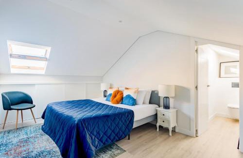 Lisbon Old Town Apartment | Inviting Lapa River View Duplex - Family-Friendly Stay