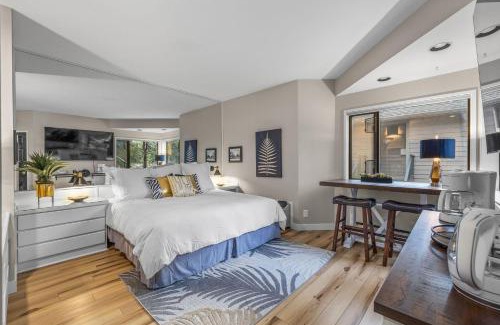 Century West House | Experience Comfort at MBV501B with Pool & Breakfast