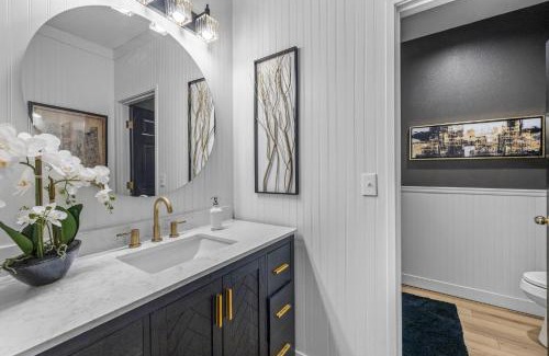 Century West House | Experience Comfort at MBV501B with Pool & Breakfast