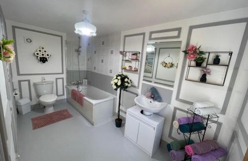 Newry House | Mc Courts Cottage: Perfect for Families & Pet Lovers