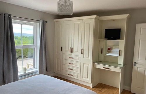 Enniskillen House | Experience Family-Friendly Comfort at Mc's View Hotel
