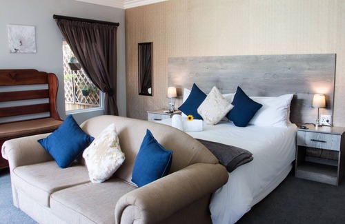 Windermere House | Relax at McAllisters on 8th: Family-Friendly with Pool