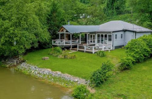 Williamstown House | Cozy Retreat at Mccaysville River House - Family Friendly Escape