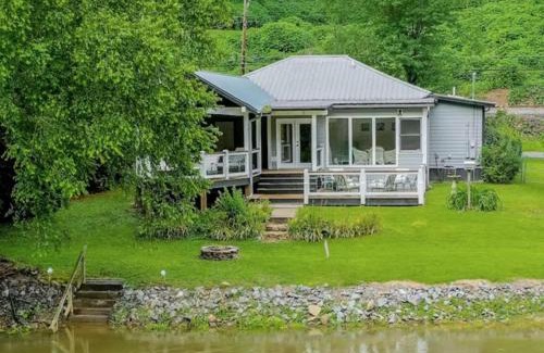 Williamstown House | Cozy Retreat at Mccaysville River House - Family Friendly Escape