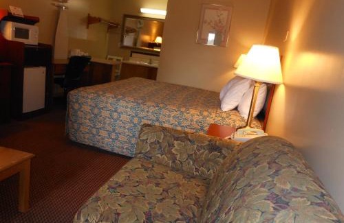 Fort Mc Clellan Hotel | Comfortable McClellan Inn: Family-Friendly with Hot Tub