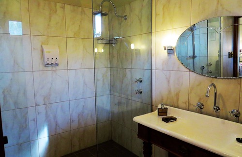 Port Noarlunga Hotel | McCloud House: Guest Rated 9.8 with Family-Friendly Amenities
