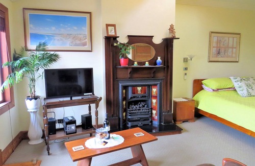 Port Noarlunga Hotel | McCloud House: Guest Rated 9.8 with Family-Friendly Amenities