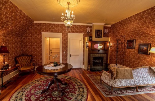 McCloud Hotel | Experience the McCloud River B&B: Rated 9.6 with Ocean Views
