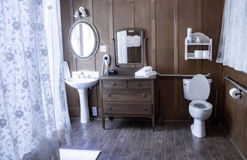 McCloud Hotel | Experience the McCloud River B&B: Rated 9.6 with Ocean Views