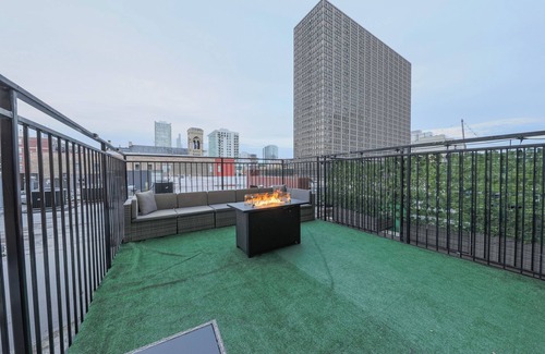 Near South Side Apartment | McCormick Patio: Skyline Views & Family-Friendly Amenities