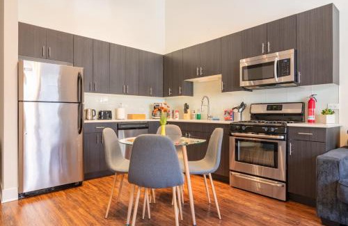 Near South Side Apartment | McCormick Place: 3BR Downtown Retreat with Optional Parking