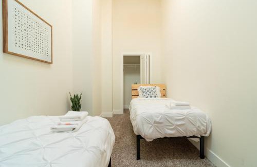 Near South Side Apartment | McCormick Place: 3BR Downtown Retreat with Optional Parking