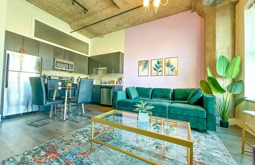 Near South Side Apartment | Scenic McCormick Place 2BR/2BA with Kitchen & Parking