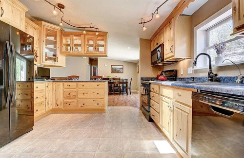 Burns House | Idyllic Mountain Retreat with Spa and Family-Friendly Amenities