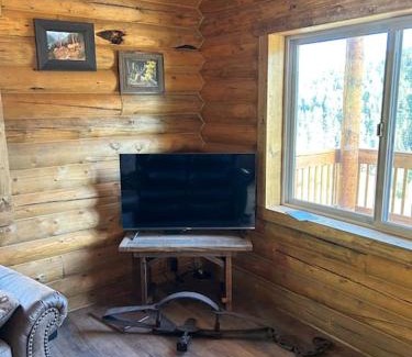 Gardiner House | Cozy McDonald Cabin #1 Adjacent to Yellowstone Park