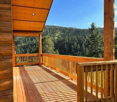 Gardiner House | Cozy McDonald Cabin #3 Steps from Yellowstone National Park