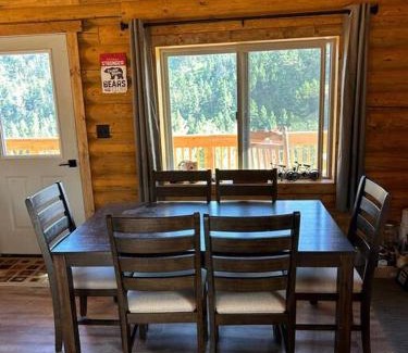 Gardiner House | Cozy McDonald Cabin #3 Steps from Yellowstone National Park