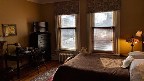 Downtown Ottawa Bed & Breakfast | Inviting McGee's Inn: Family-Friendly with Hot Tub & Breakfast