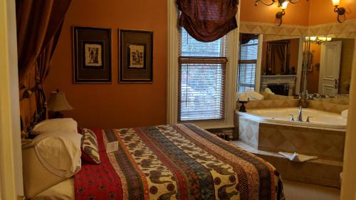 Downtown Ottawa Bed & Breakfast | Inviting McGee's Inn: Family-Friendly with Hot Tub & Breakfast