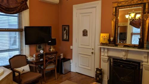 Downtown Ottawa Bed & Breakfast | Inviting McGee's Inn: Family-Friendly with Hot Tub & Breakfast