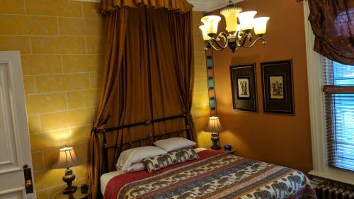 Downtown Ottawa Bed & Breakfast | Inviting McGee's Inn: Family-Friendly with Hot Tub & Breakfast
