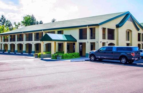 Media Hotel | Pet-Friendly Getaway at McIntosh Inn with Family Amenities