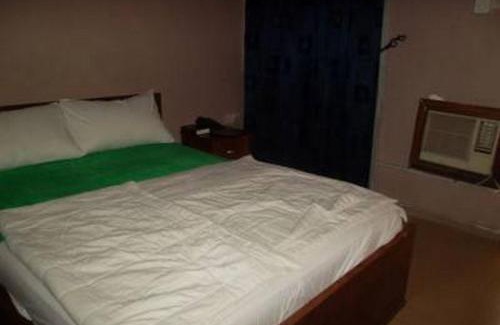 Port Harcourt Cabin | Eco-Friendly Retreat: Room in Lodge - Mckay Resort Suites