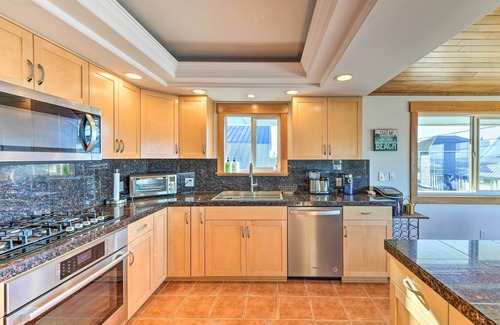 Stanwood House | McKees Beach House: Ocean Views & Hot Tub Retreat