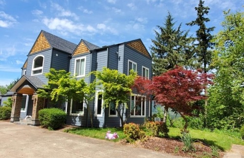 Thurston House | Escape to Mckenzie River Oasis: Deck, Hot Tub & Nature