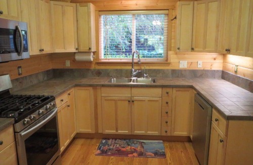 Vida House | Tranquil McKenzie River Frontage with Pool & Breakfast