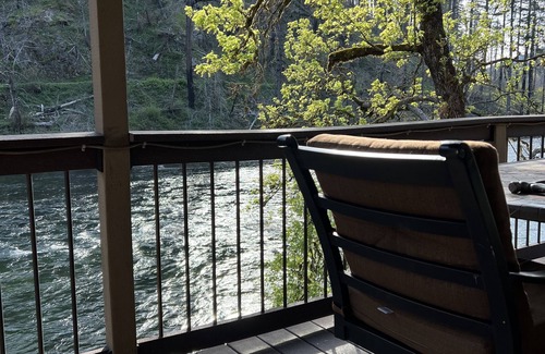 Vida House | Tranquil McKenzie River Frontage with Pool & Breakfast