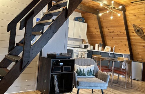 Johannesburg Ski Chalet | Cozy A-frame Retreat: Hot Tub, Lake Access & 10/10 Rating