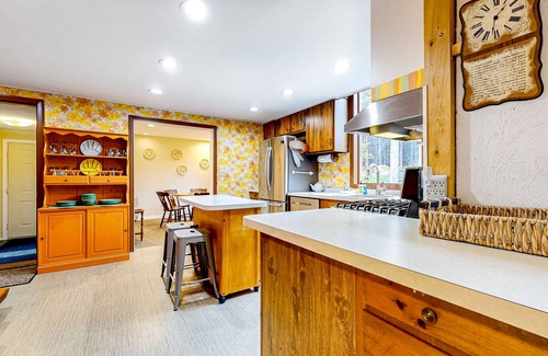 Franconia House | Dog-Friendly MCM Hideaway with Entertainer's Deck & More