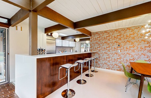 Garden Home-Whitford House | Elegant MCM Home with Yoga Area near Nike HQ & Intel