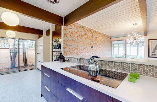 Garden Home-Whitford House | Elegant MCM Home with Yoga Area near Nike HQ & Intel
