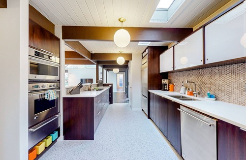 Garden Home-Whitford House | Elegant MCM Home with Yoga Area near Nike HQ & Intel