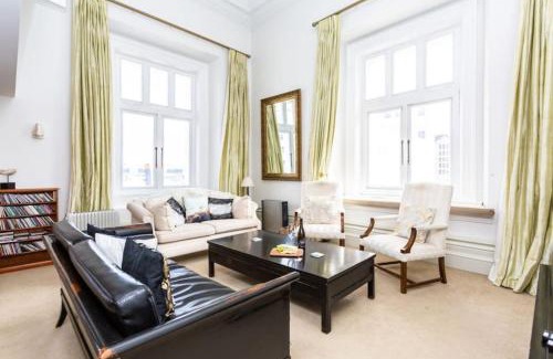 Christchurch City Centre Apartment | McMahon Suite - Prime CBD Location with Pool & Hot Tub