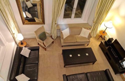 Christchurch City Centre Apartment | McMahon Suite - Prime CBD Location with Pool & Hot Tub
