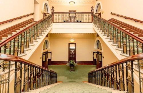 Christchurch City Centre Apartment | McMahon Suite - Prime CBD Location with Pool & Hot Tub