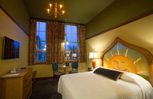 Bothell Hotel | Explore McMenamins Anderson School: Rated 9.4 with Pool & Dining