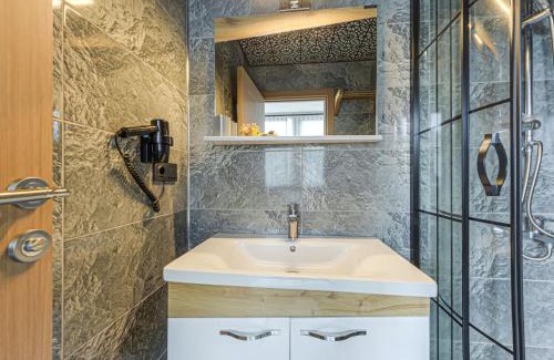 Pazar Apartment | Pet-Friendly Retreat at Mcora Tatil Köyü with Hot Tub